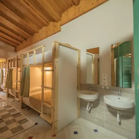 Mosaic بيت شباب تيرانا