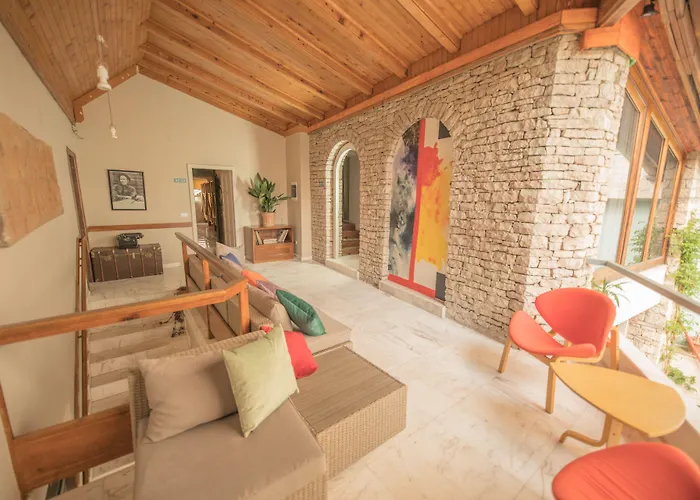 Hostel Mosaic Τίρανα