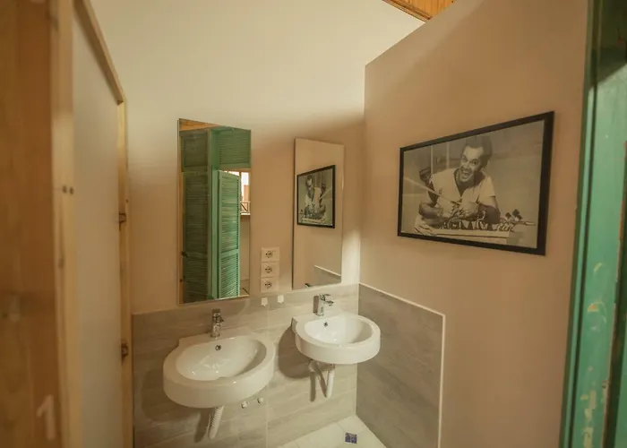 Hostel Mosaic Τίρανα